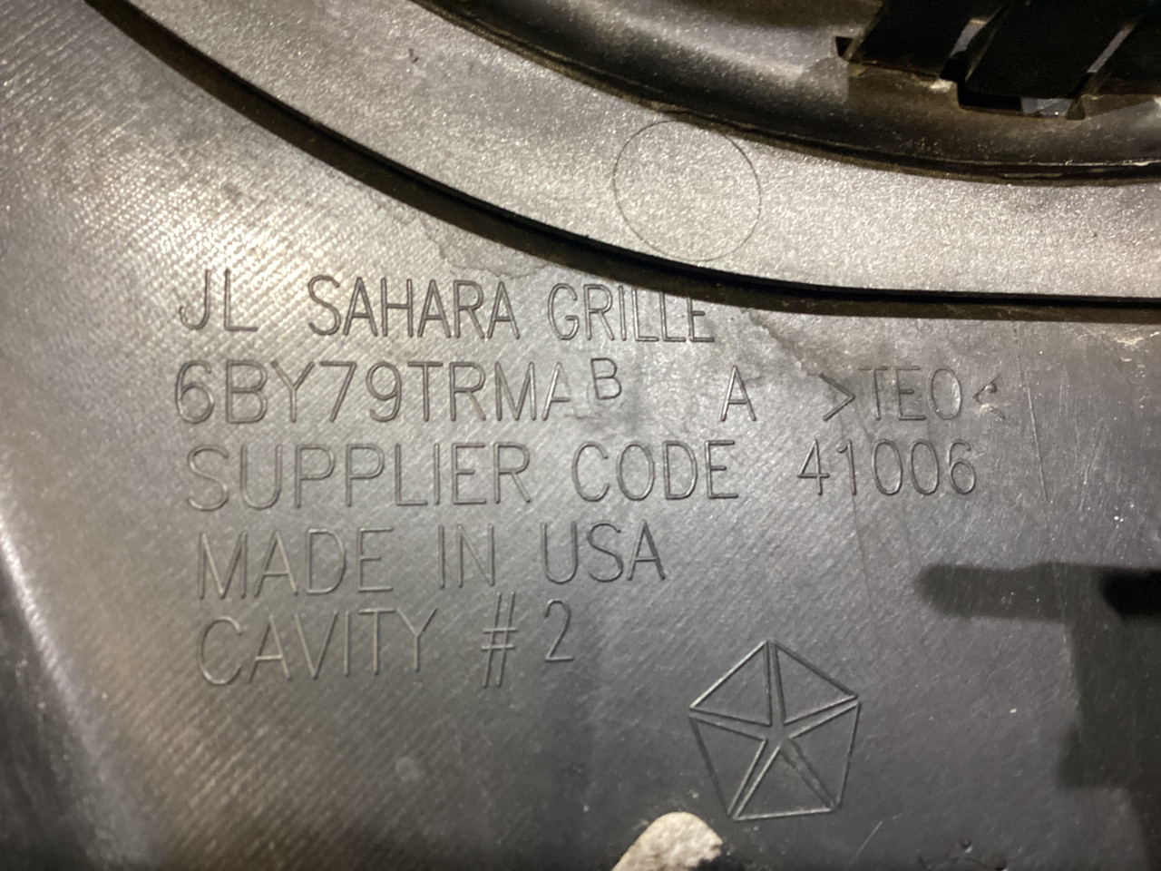 2018-2023 Jeep Wrangler JL OEM Grille Assembly w/ Gray Trim / Black JL008