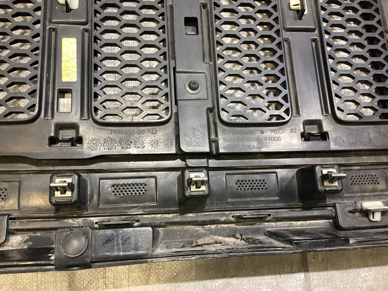 2018-2023 Jeep Wrangler JL OEM Grille Assembly w/ Gray Trim / Black JL008