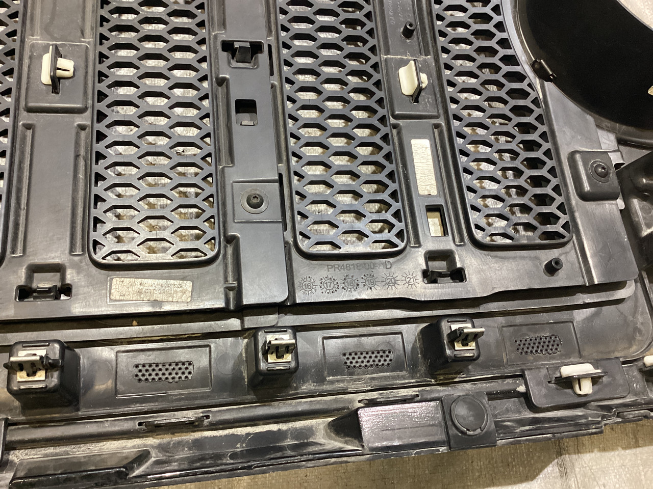 2018-2023 Jeep Wrangler JL OEM Grille Assembly w/ Gray Trim / Black JL008