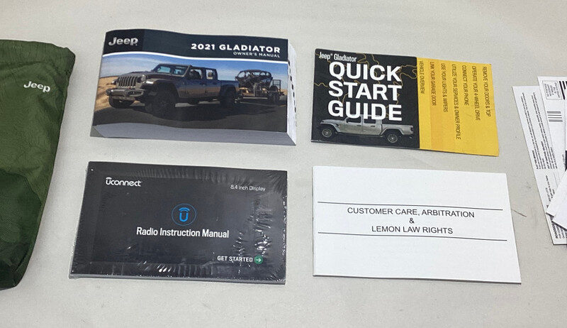 2021 Jeep Gladiator JT Factory Owner's Manual w/ Case / JT002